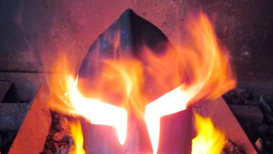 Kuty hełm spartański w płomieniach paleniska — kucie ręczne w pracowni PIERROT