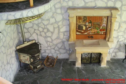Detal obudowy — Ręczne kucie, realizacja PIERROT Metal Studio
