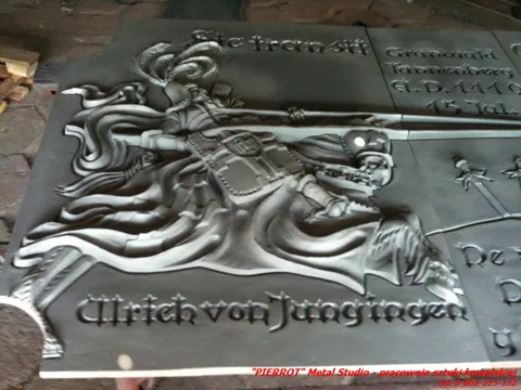 Kominek w salonie — Kuta obudowa, realizacja PIERROT Metal Studio