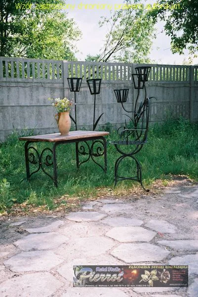 Stolik kawowy — Forma minimalna, realizacja PIERROT Metal Studio