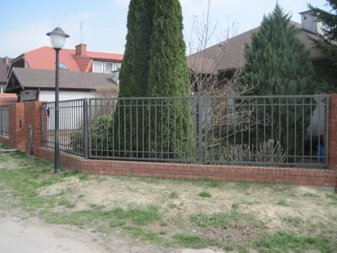 Czarnów — Z podmurówką, realizacja PIERROT