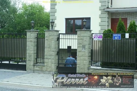 Klasyczne — Zwieńczone pikami, realizacja PIERROT