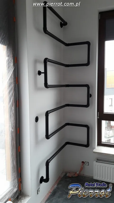 Wieszak z rur — Industrialny detal, realizacja PIERROT Metal Studio